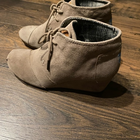 Tom’s Desert Wedge Suede Lace Up Boot. - Picture 3 of 4